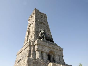 Паметникът на връх Шипка стана жертва на обирджии
