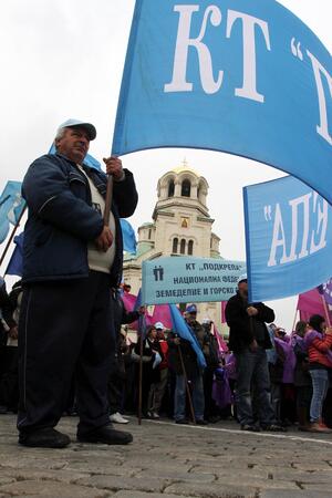 Работници от държавното предприятие "Напоителни системи" протестират заради неизплатени заплати от юли месец насам