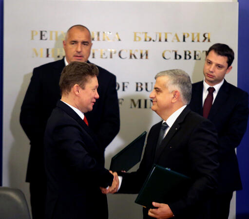 Председателят на УС на "Газпром" Алексей Милер (ляво) и Михаил Андонов -  изпълнителен директор на Българския енергиен холдинг  подписаха в  Министерския съвет окончателното нвестиционно решение за проекта "Южен  поток"