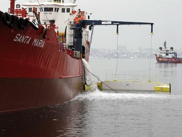Потъналият кораб в Дунав може да е бедствие за екосистемата