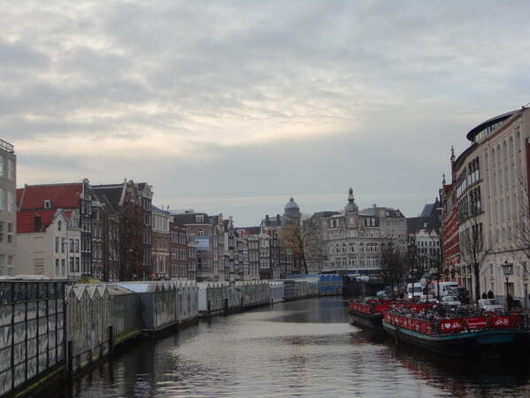 Един от каналите в центъра на Амстердам, който може да се разгледа с лодка
