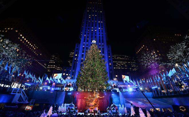Над 40 000 лампички осветиха коледното дръвче на Ню Йорк, поставено на "Рокфелер плаза"