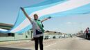 <p>Жена държи флага на Аржентина по време на стачките</p>