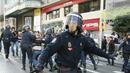<p>Полицай се опитва да отблъне развилялата се тълпа в центъра на Мадрид</p>