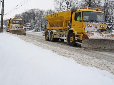 Снегорините "хващат" всяка снежинка в София