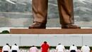 Северна Корея е пръснала 62 млн. долара за статуи на Ким Чен Ир