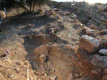 Откриха 376 гроба от различни епохи