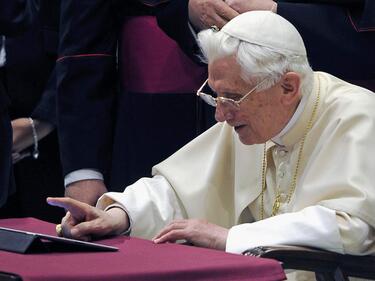 Папата публикува първото си съобщение в Twitter