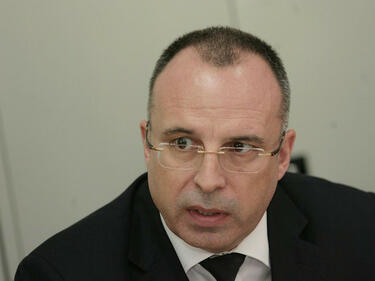 Поискаха оставка и на министър Порожанов