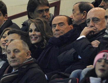 Берлускони се сгоди за половин век по-младата Франческа