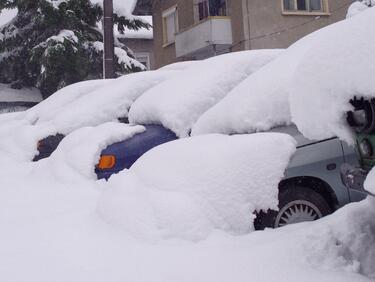 Снегът затвори пътища и остави без ток населени места в Смолянско