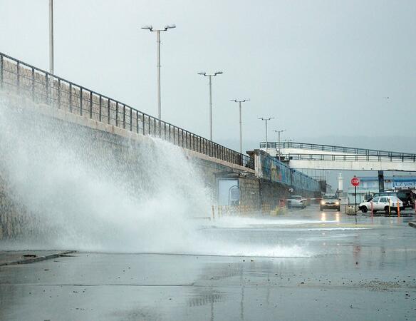 Силният вятър причини големи вълни, които прехвърлиха вълнолома пред Морската гара на Варна