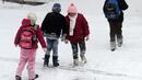 Зимата затвори 494 училища днес