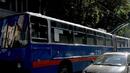 Захранващ прът на тролейбус падна върху пешеходци в Стара Загора 