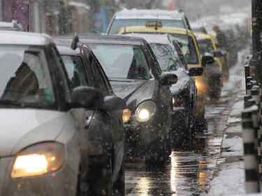 Малко сняг обърка транспорта в София