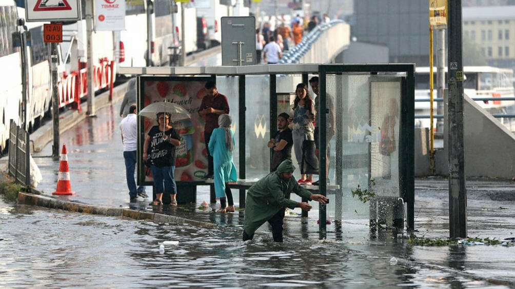Пороен дъжд се изсипа над Истанбул във вечерните часове в четвъртък и предизвика наводнения