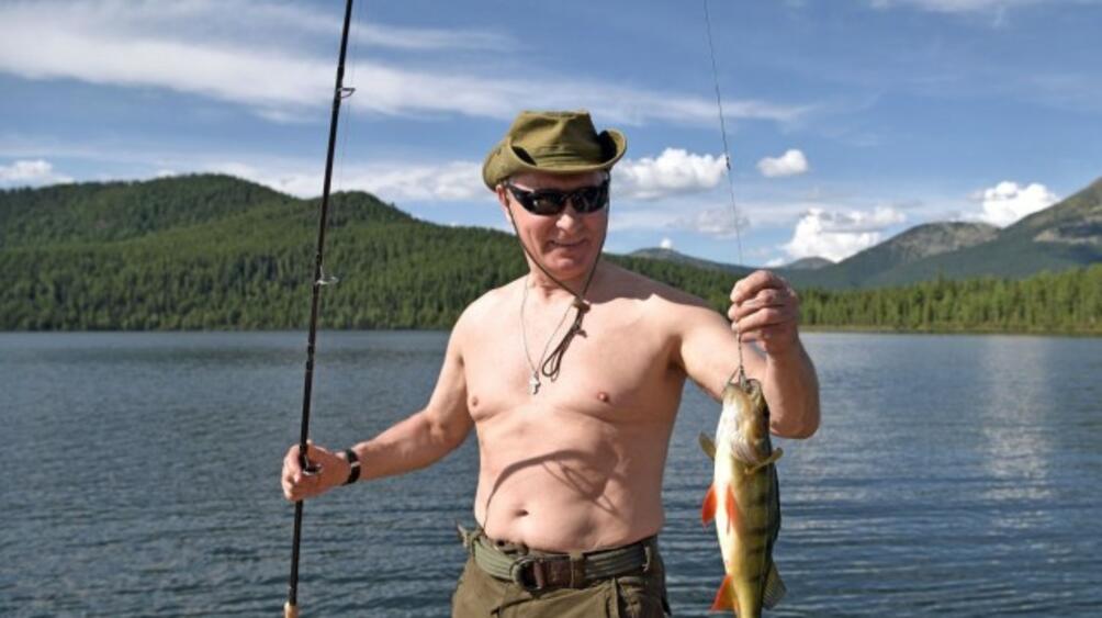 Снимки от кратката лятна ваканция на руския президент Владимир Путин затвърдиха