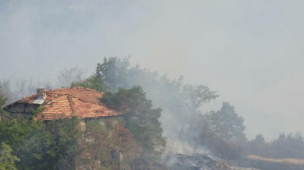 Огромният пожар, който вилнее втори ден в района на Кресненското