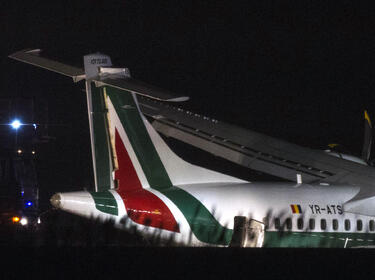 Шестима са ранени, след като вятър издуха самолет в Рим