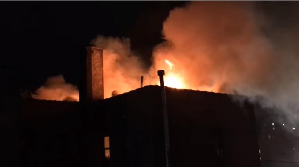 Най-малко 12 души пострадаха при нов голям пожар в жилищна
