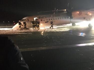 Самолет кацна „по корем“ на летището във Варшава