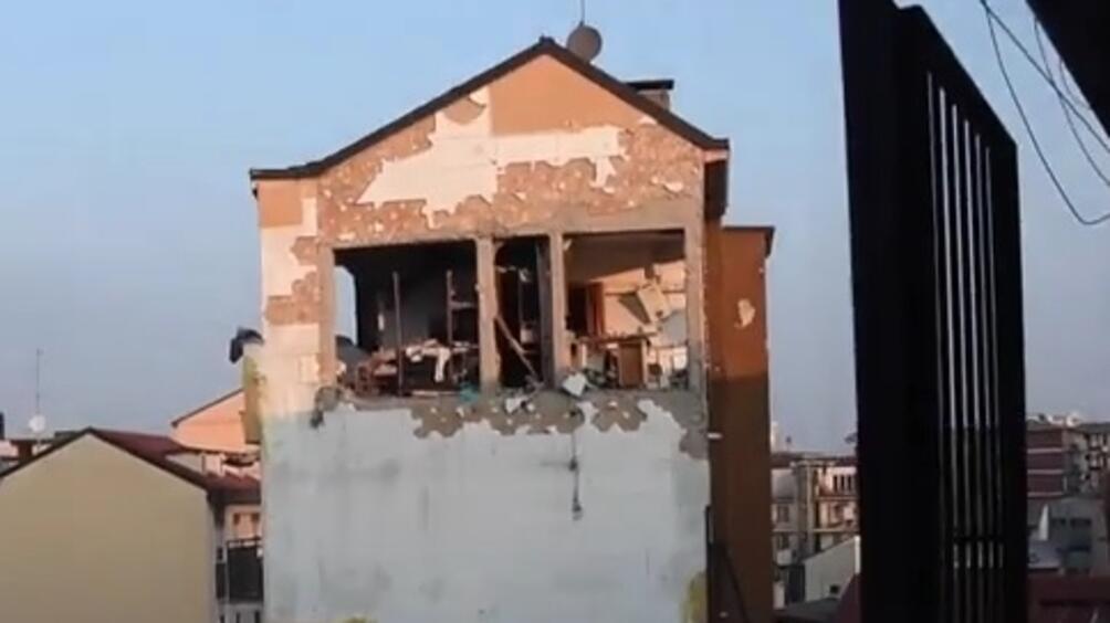 Покривът на пететажна сграда рухна след взрив в апартамент в