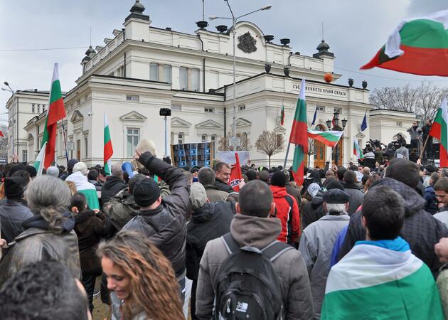 В София протестиращи и полицаи се сбиха (ВИДЕО)