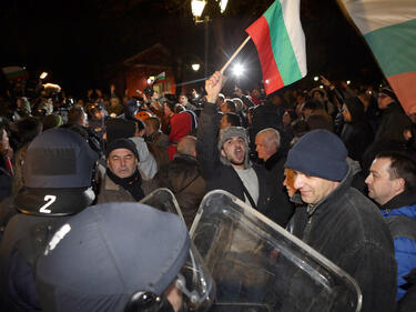 Страната се разтресе от протести. Сблъсъци и арести в София