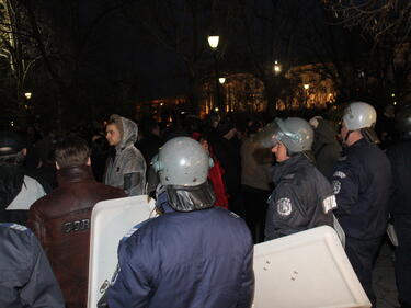 Протестиращите в София се отправиха към президентството