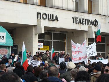 Със скандал и обиди започна протестът в Пловдив