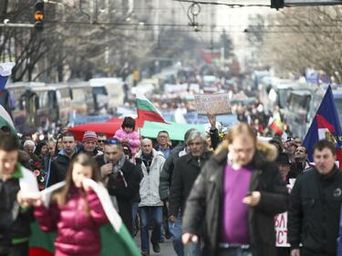 Протестиращите издигат палатков лагер пред Президентството