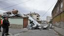<p>Мощен порив на ураганен вятър изкърти покрива на бивша автошкола и го събори върху къща в Хасково</p>