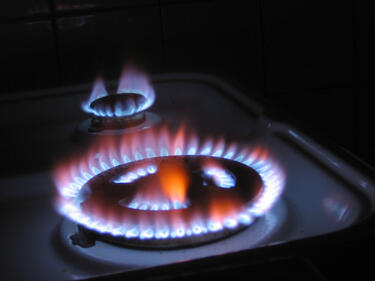 Регулаторът иска газът да поевтинее с 3,89%