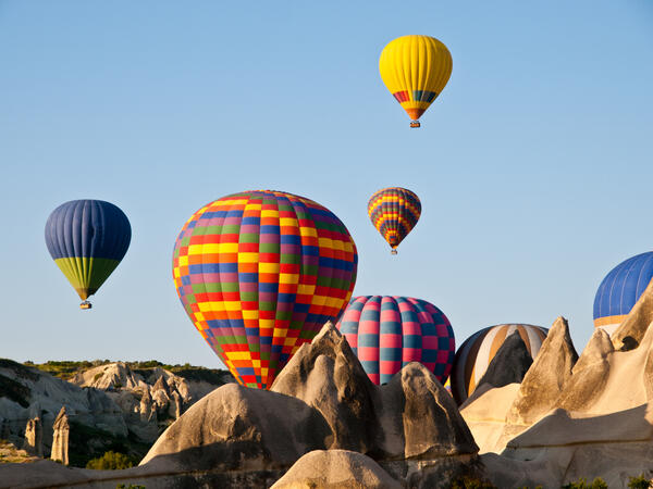 Десетки пъстроцветни балони изпълват небето над Кападокия всеки ден през активния сезон