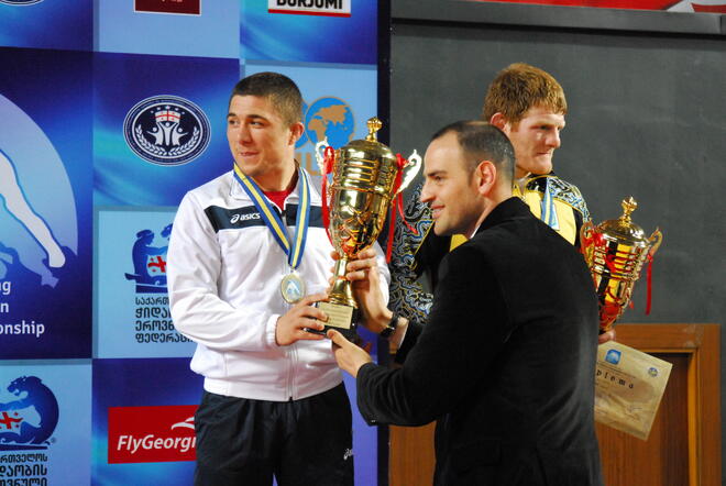 Петър Стойчев награджава бронзовия медалист от Евро 2013 в Тбилиси - Леонид Базан