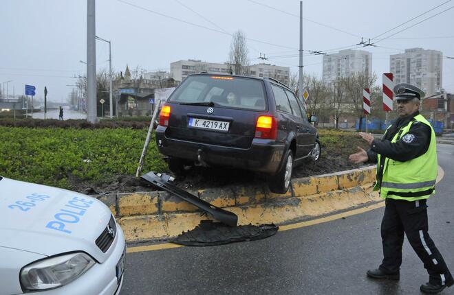 Пиян шофьор се паркира в градинката на кръговото кръстовище на изхода на Хасково