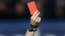 Потресаващ червен картон в Премиър лийг