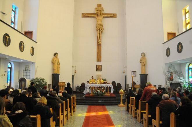 По повод кателическия Великден в катедралата ”Свети Йосиф” в София беше отслужена литургия на Святата Пасхална нощ