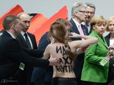 Съд за девойките, разголили гръд пред Путин и Меркел