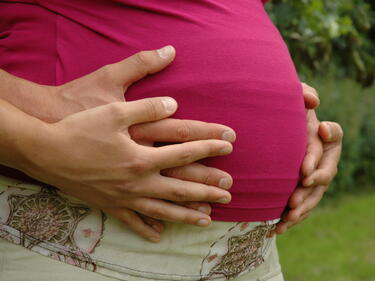 Деря - първата жена с присадена матка, е бременна