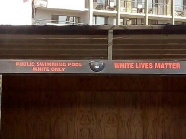 Хотелът на Жоро Главата в Слънчев бряг се прочу с надписи "Само за бели" и White Lives Matter