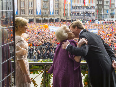 Новият холандски крал приветства народа си под бурни овации