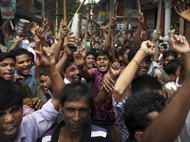 Поискаха бесило за собствениците на срутилата се фабрика в Дака