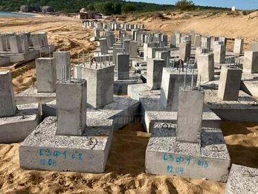 Изсипаха бетонни блокове на плаж Смокиня! Концесионер и природозащитници кръстосаха шпаги