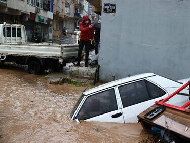 Черноморска община в Турция бе потопена от страхотни наводнения ВИДЕО