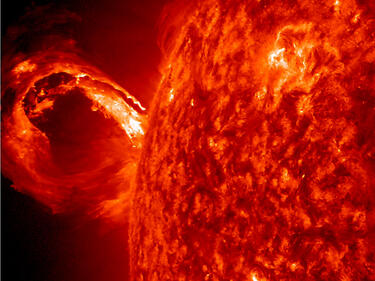 Слънчево изригване запрати протони по Земята