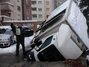 Камион пропадна в огромна дупка в белградския квартал Вождовац 