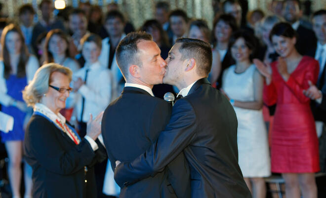 Венсан Отан  Брюно Боало станаха първата гей двойка, сключила легален брак във Франция