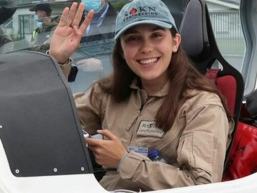 19-годишната Зара Ръдърфорд кацна на летище София със своя свръхлек