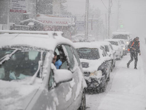 Обилен сняг парализира Атина като бурята доведе до затварянето на училищата Аварийни екипи